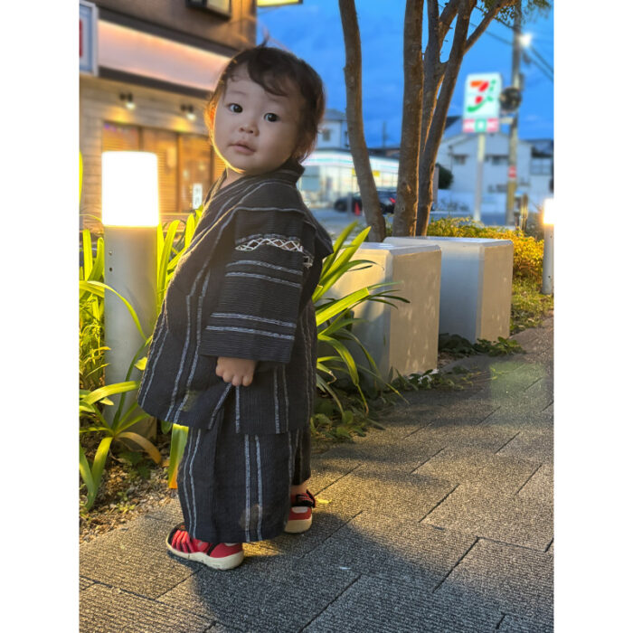 次男には大き目の100cmを着せてみましたが、予想通り長ズボンスタイル(足首まで隠れる丈感)になりました。